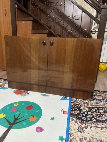 Шкафы: Тумбочка 3000 сом жана айнек стол сатылат.Адреси с.Военно-Антоновка — 2