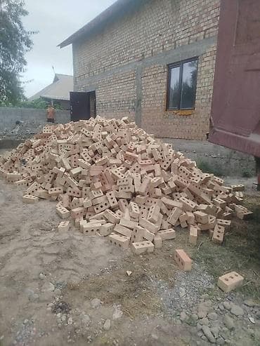 Кирпич керамический пустотелый (перфорация 3 круглых отверстия). -