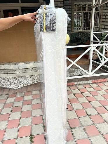 double a: Матрас белого цвета с рельефным стеганым покрытием, упакованный в — 2