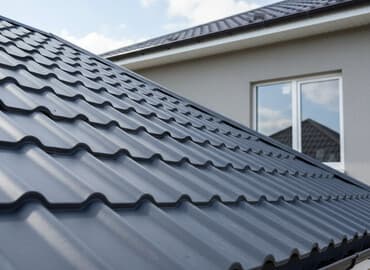 Металлочерепица темно-серого цвета, имитирующая классический at lalafo.kg Металлочерепица темно-серого цвета, имитирующая классический