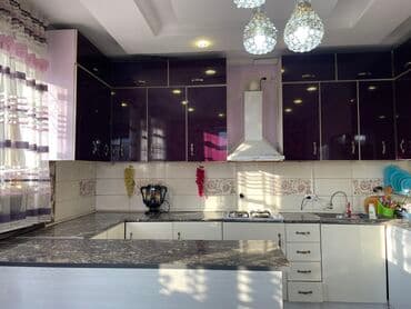 современная кухонная мебель: Кухонный гарнитур
В хорошем состоянии 
С раковиной
Размер общий 4 м — 1