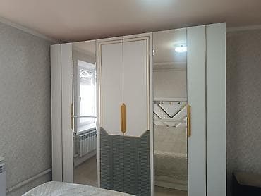 шкафы тумбы: Спальный гарнитур в современном стиле с золотистыми акцентами. Состав — 1