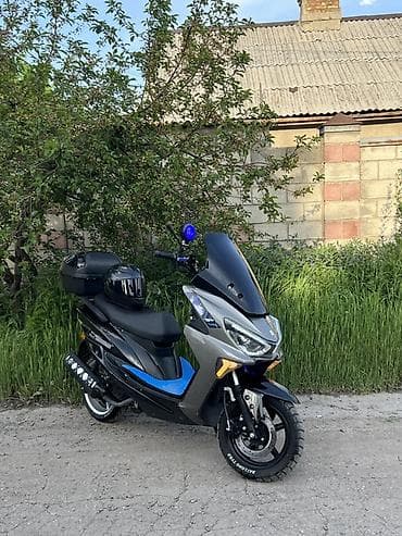 Скутер (макси-скутер класс) с комплектом аксессуаров. Основные