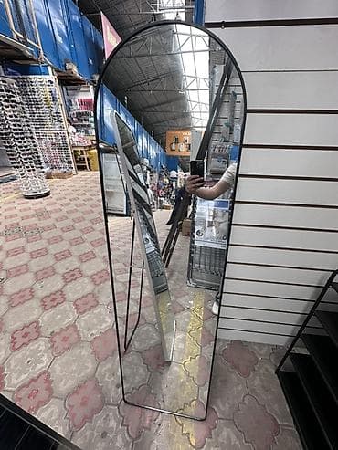 Напольное зеркало с арочной верхней частью и тонкой металлической