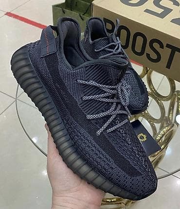 Кроссовки в стиле Yeezy 350, цвет Triple Black. - Верх: плотный