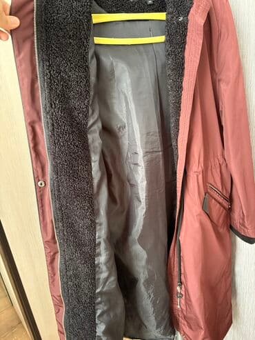 плащи от дождя: Женская парка/плащ с капюшоном, длина ниже бедра. Цвет — тёплый — 2