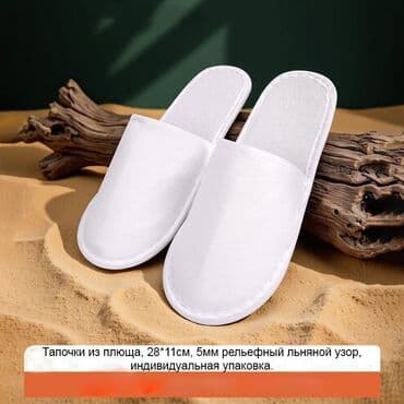 женские слипоны больших размеров: Тапочки унисекс, представленные в различных вариантах: из тисненой — 4