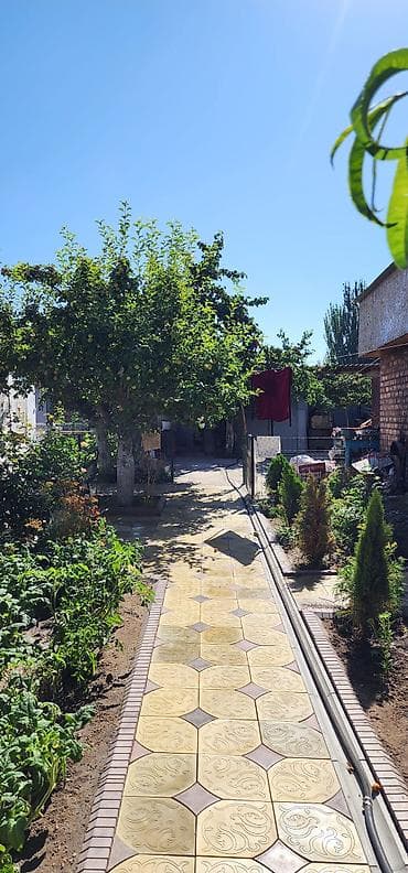 капитальный гараж: Продаётся кирпичный жилой дом с благоустроенным двором и садом — 3