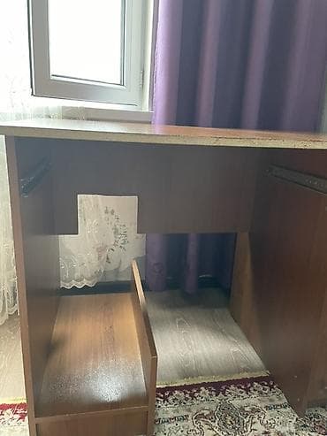 наш сад: Письменный/компьютерный стол из ЛДСП в цвете тёмный орех. Размер — 3