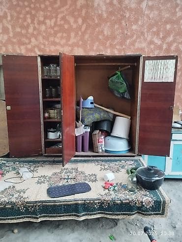 стол письменный б: Трёхдверный шкаф из массива/шпона дерева с глянцевым покрытием. - — 2