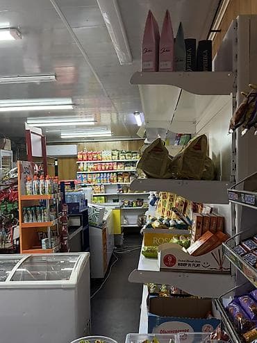 Недвижимость: Магазин, В жилом доме, 28 м² Действующий, С оборудованием, С ремонтом, Отдельный вход, 1 линия — 3