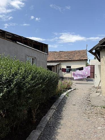 Дом с участком и хозяйственными постройками Продаю дом,по улице at lalafo.kg Дом с участком и хозяйственными постройками Продаю дом,по улице