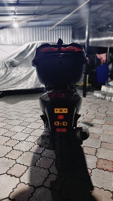 мото сатылат: Скутер 150 см³ ( класс «китайский городской»), красно‑чёрный — 4