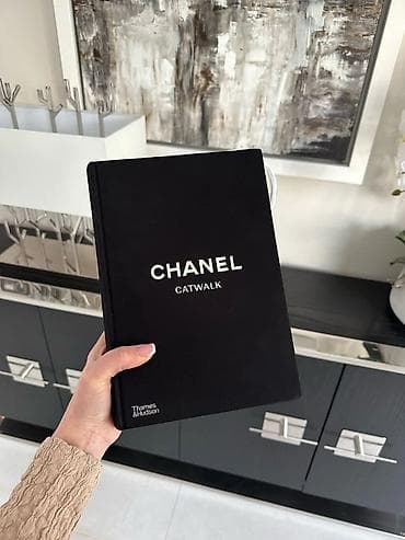 Книга: Chanel Catwalk. The Complete Collections Издательство: Thames