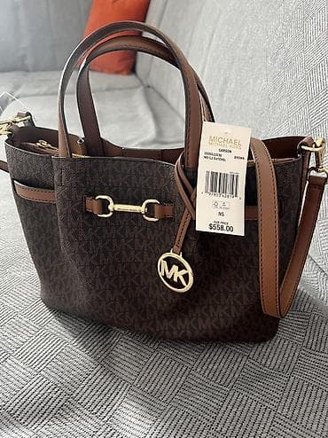 Классические сумки: Женская сумка-тоут Michael Kors (логомонограмма MK) - Модель — 3