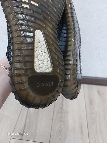 xd design: Кроссовки — Adidas Yeezy Boost 350 V2 в чёрном цвете. Они выполнены — 2