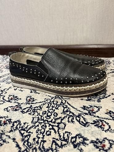 обувь деми: Женские слипоны из черной зернистой кожи с декором - Модель: слипоны — 1