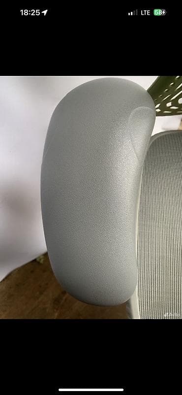 Офисные кресла: Эргономичное компьютерное кресло с сетчатой спинкой Herman Miller — 7