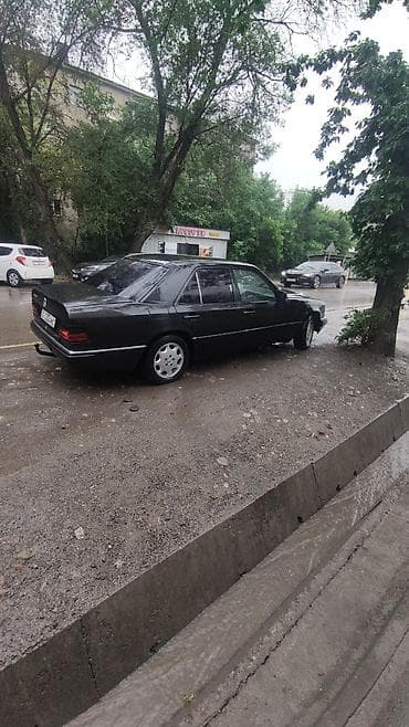 мерседес 124 стоп: Mercedes-Benz W124: 1991 г., Седан — 5