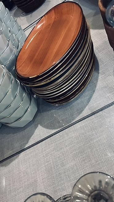 Посуда: Набор для сервировки стола Состав: - Стеклянные бутылочки-дозаторы — 5