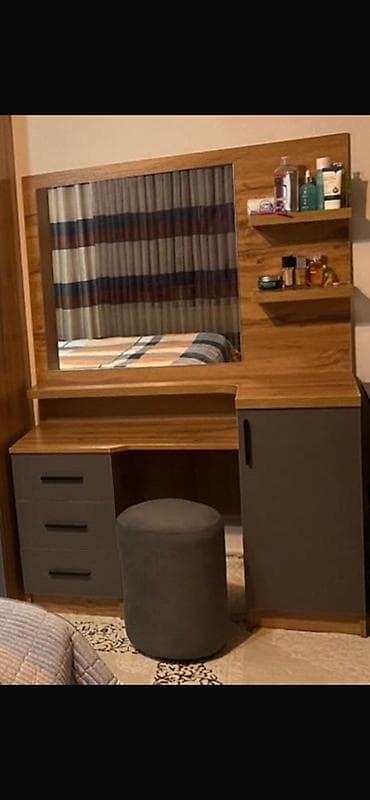 дамский стол: Туалетный столик, Б/у, С зеркалом, цвет - Серый, ЛДСП — 1