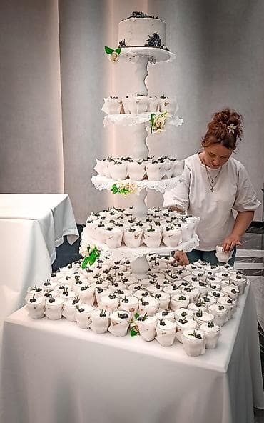 intel core i7: Торжественная трайфл-пирамида с верхним тортом для жениха и невесты — 2