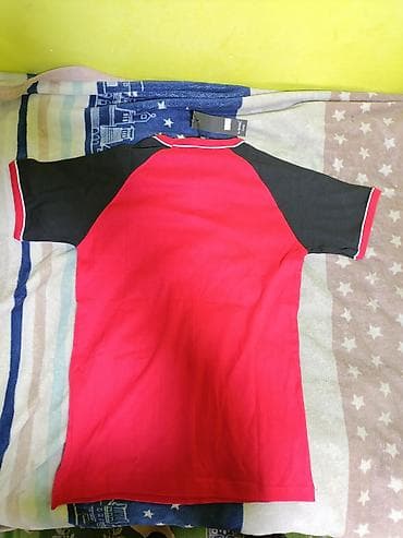 Футболка с коротким рукавом, контрастного дизайна. - Цвет: красный