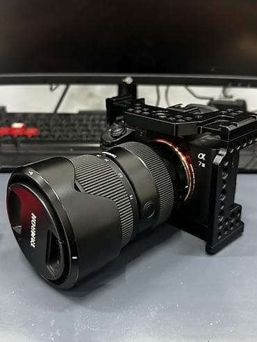 Фотоаппарат Sony α7 III в защитной кейдж‑раме + зум‑объектив Tamron