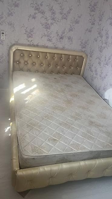 Кровати: Двуспальная кровать, С мягким изголовьем, длина - 200 см — 1