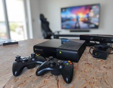 Xbox 360 E прошитый freeboot. установлено 40 игр. Обслужена