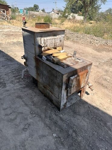 полив полей: Металлическая печь с несколькими отсеками и дверцами. Сверху имеется — 1