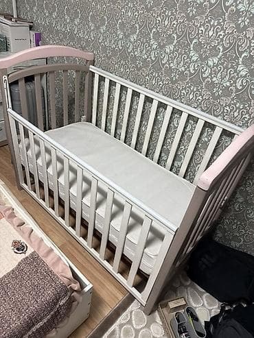 Детская кроватка с маятниковым механизмом и опускающейся боковиной