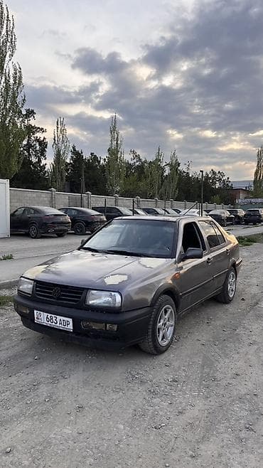 Volkswagen Vento: 1992 г., 2 л, Механика, Бензин, Седан