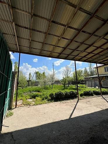 дома с большим участком: Продаётся дом с большим двором и хозяйственными постройками. ж/м — 9