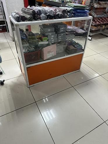 Стеклянная торговая витрина
8000 сом за обе 
Торг имеется