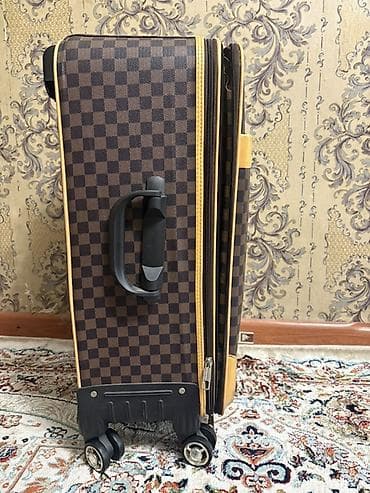 Чемоданы: Чемодан, Новый, Средний (40 - 70 л), На колесах — 4