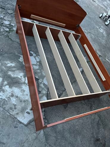 Продаю кровать без матраса