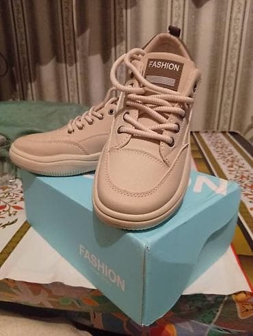 бут кийимдер: Кроссовкалар, 40, Fashion, Жаңы, түсү - Саргыч боз, Өзү алып кетүү — 1
