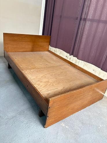 купить односпальную кровать бу: Односпальная кровать из дерева/ДСП с высоким изголовьем - — 1