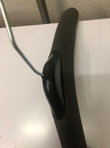 Продаю толстые пластиковые вешалки. Вешалки приходят с Европы. Имеется — 1