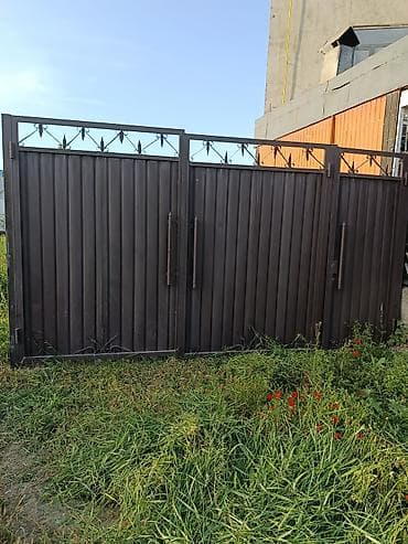Срочно продается металлические ворота с декоративной ковкой -
