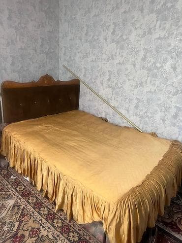 Двуспальная кровать с высоким изголовьем в классическом стиле. -