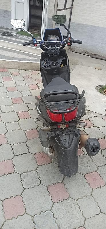 17 5 гигант: Скутер/макси-скутер черного цвета с агрессивным дизайном передней — 3