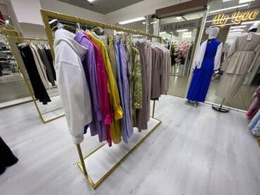 оборудование в бутик: Кронштейны Стеллажи Стойки Вешала Столы ресепшен Раскладочные — 20