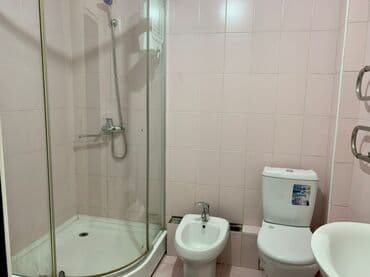 купить комнату гостиничного типа в бишкеке: 2 комнаты, Душевая кабина, Постельное белье, Кондиционер — 4