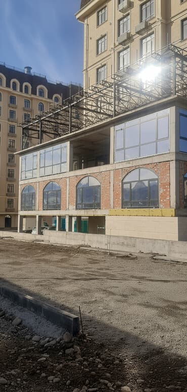 дом недостроенный: Незавершенное строительство многоэтажного здания с видимыми элементами — 1