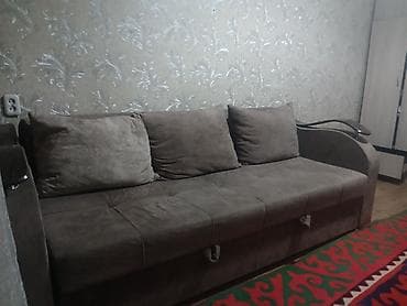 Вешалки: Прямой диван, Б/у, Трехместный — 3