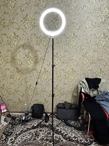 huawei p30 lite: Кольцевая LED‑лампа на штативе - Диаметр кольца: около 26–30 см — 1