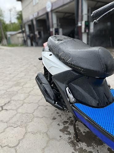 мини мопеды: Скутер бензиновый, с вариатором, ярко‑синего цвета с белыми боковыми — 3