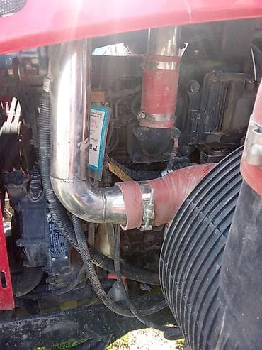 тягач фотон: Колесный трактор с кабиной, красный. Модель по маркировке на капоте — 4